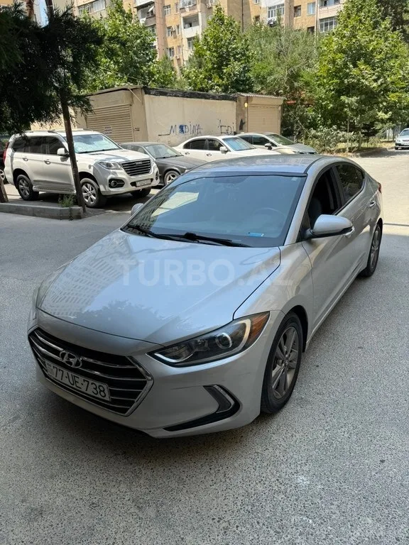 Hyundai Elantra — фото 1/4