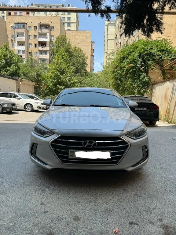 Hyundai Elantra — фото 3/4