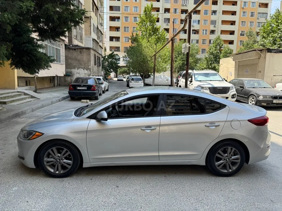 Hyundai Elantra — фото 4/4