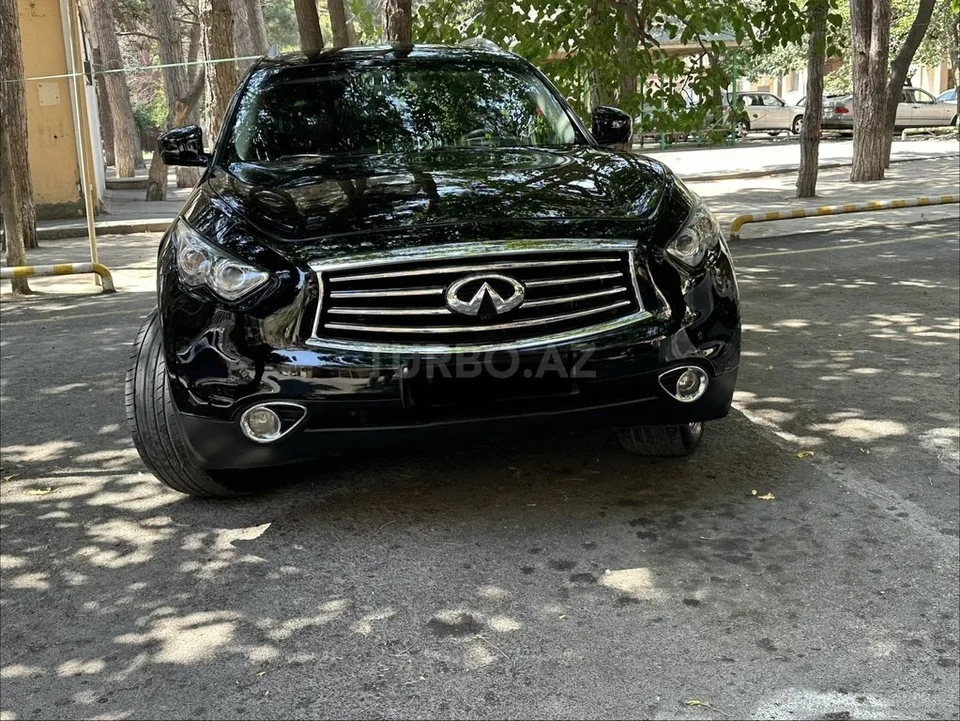 Infiniti QX70 — foto 1/4