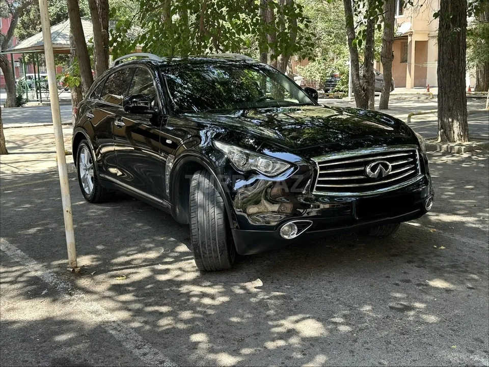 Infiniti QX70 — foto 2/4
