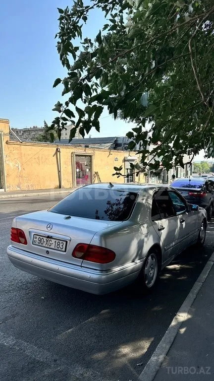 Mercedes E 280 — foto 4/4