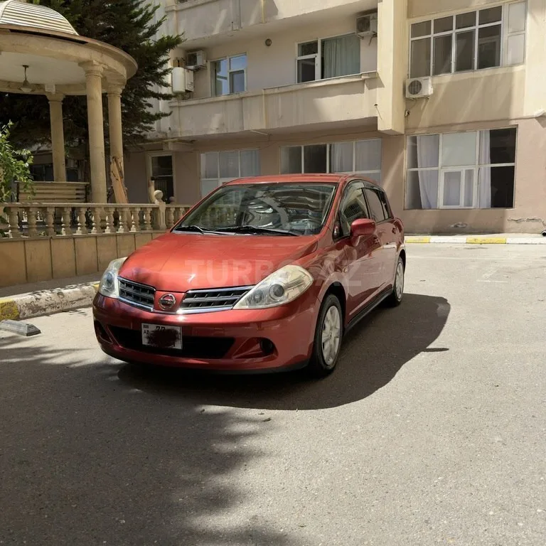 Nissan Tiida — foto 1/4
