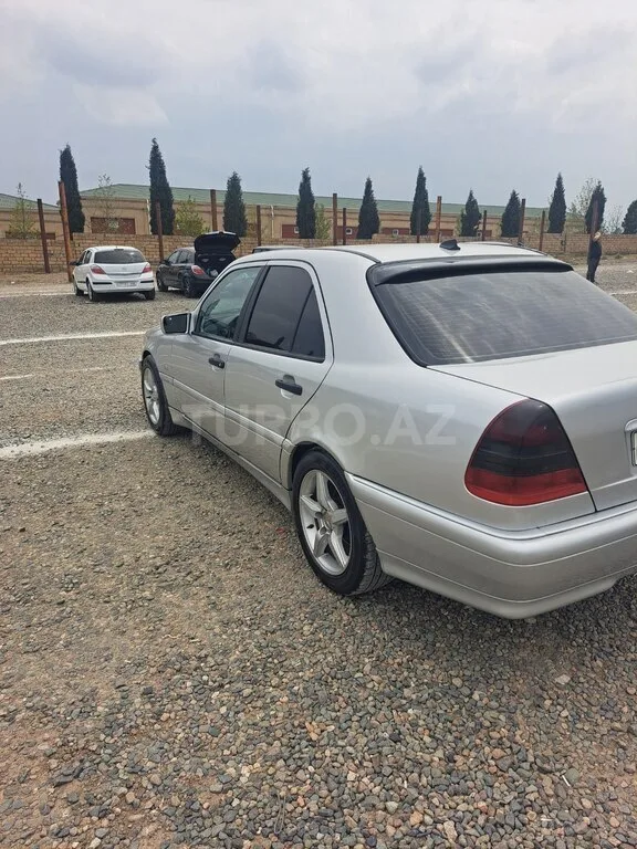 Mercedes C 200 — foto 3/4