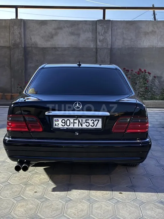 Mercedes E 240 — foto 3/4