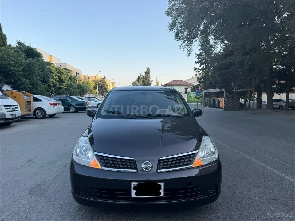 Nissan Tiida — фото 1/4