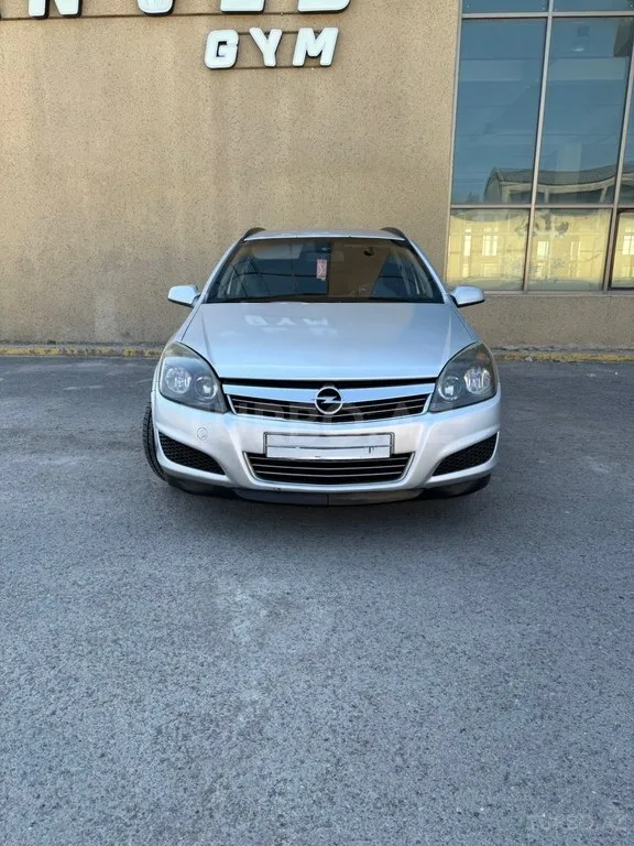 Opel Astra — фото 1/4