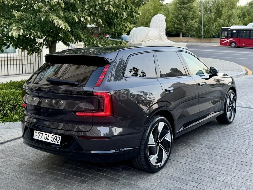 Volvo EX90 — foto 4/4