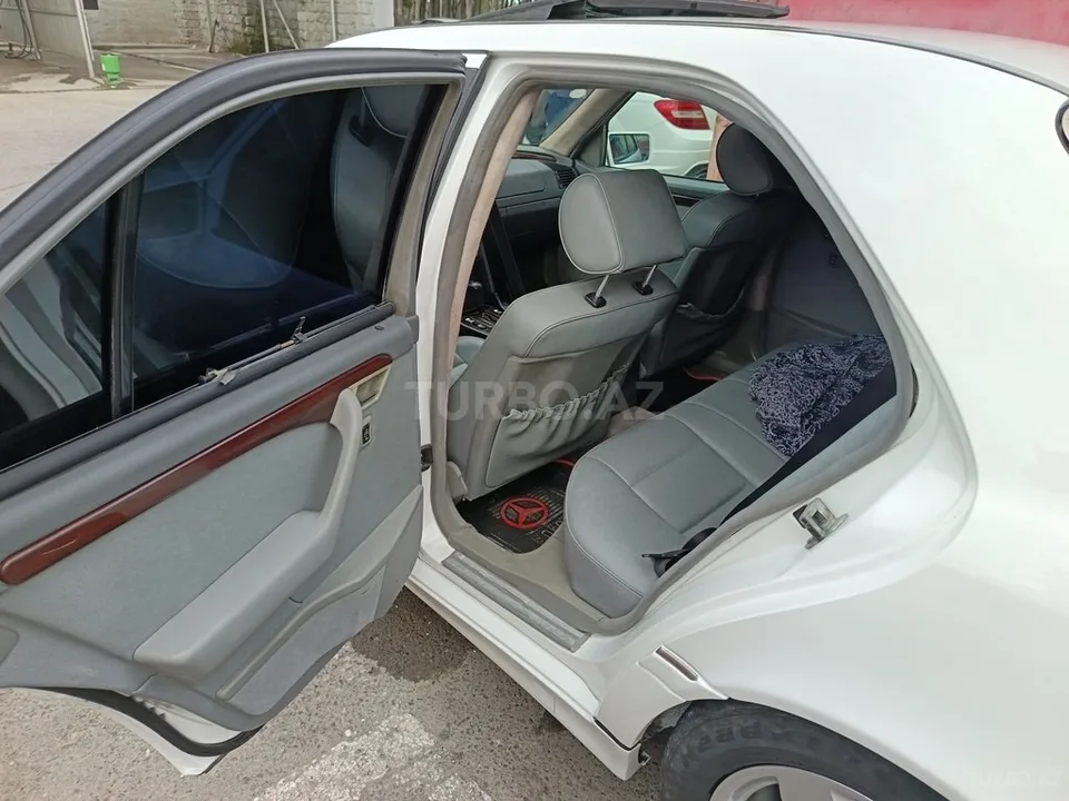 Mercedes C 220 — foto 3/4