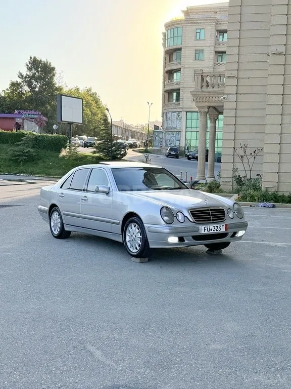 Mercedes E 220 — фото 1/4