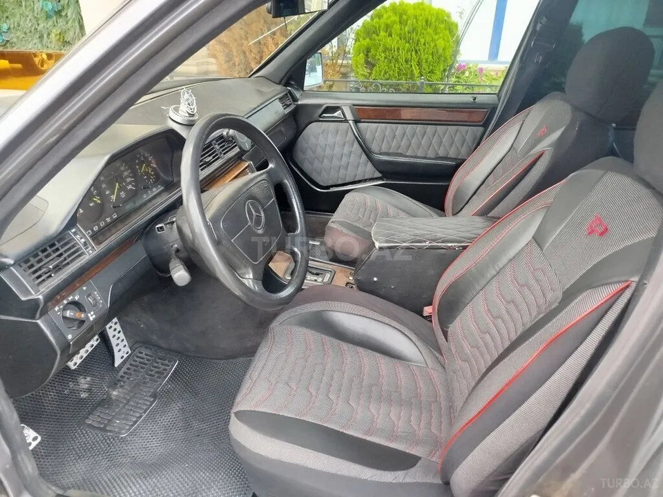 Mercedes E 200 — foto 3/4