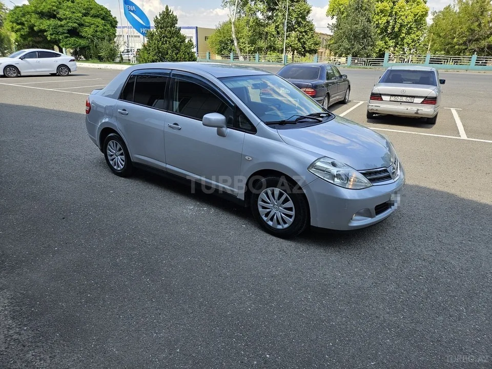 Nissan Tiida — foto 1/4