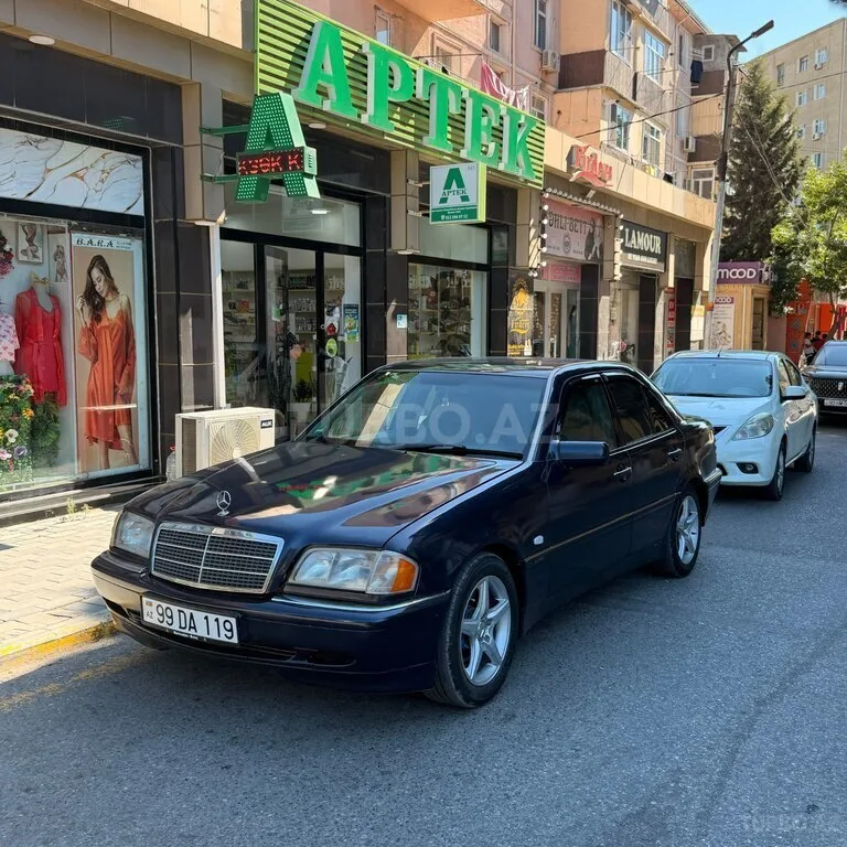 Mercedes C 200 — foto 1/4