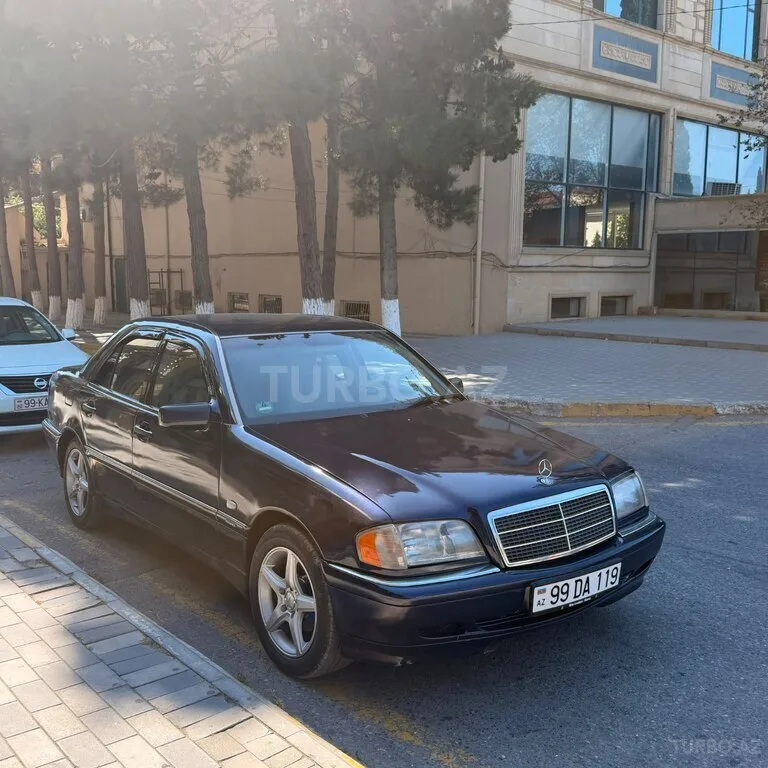 Mercedes C 200 — foto 3/4