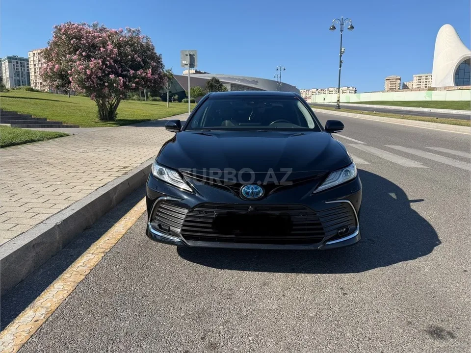 Toyota Camry — фото 1/4