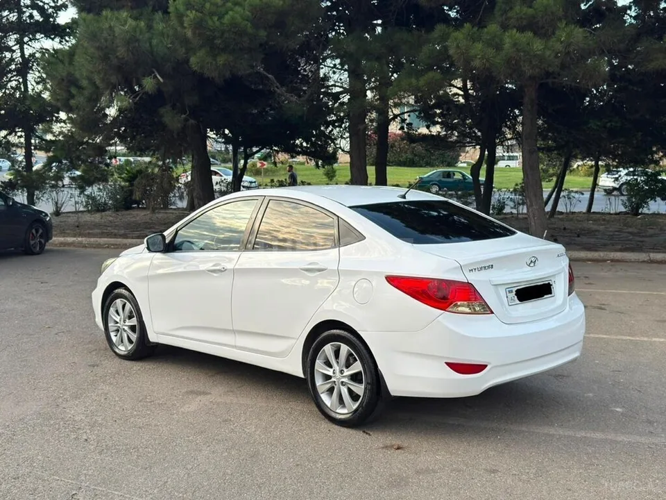 Hyundai Accent — foto 3/4