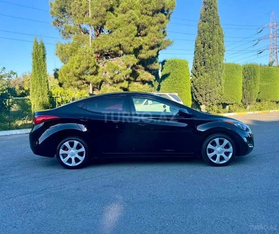 Hyundai Elantra — фото 2/4