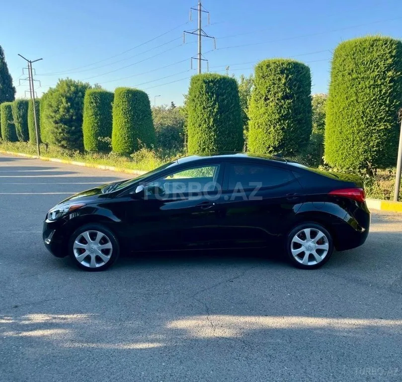 Hyundai Elantra — фото 3/4