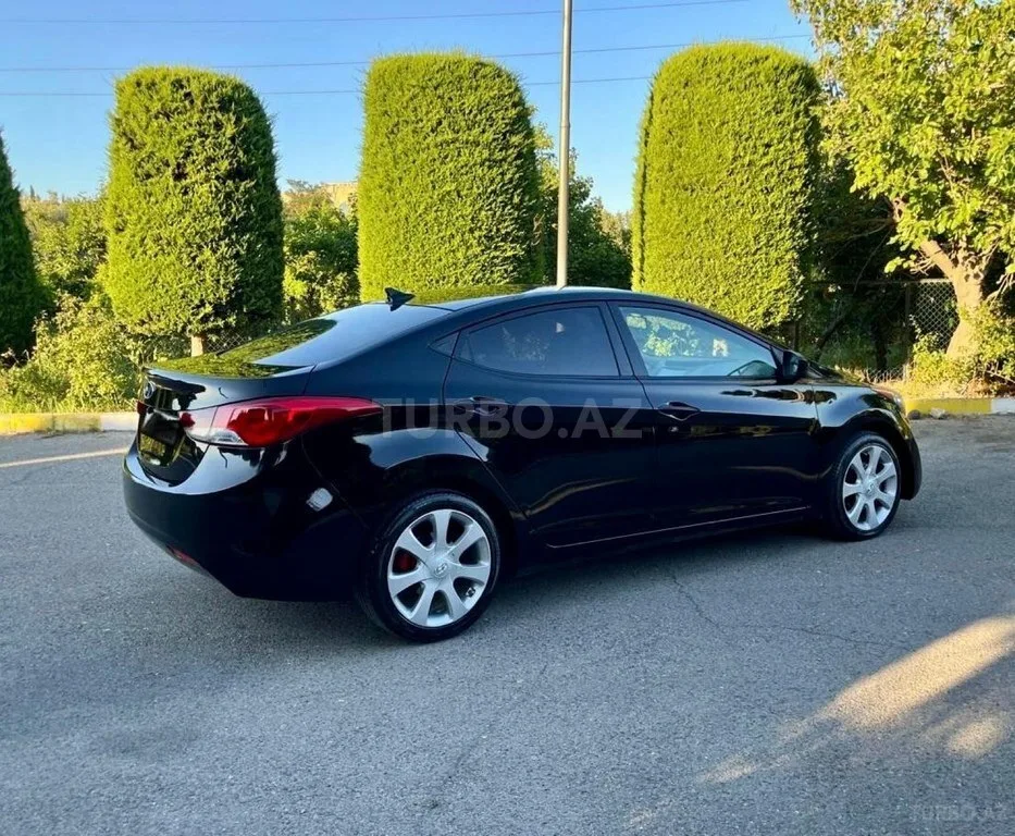 Hyundai Elantra — фото 4/4