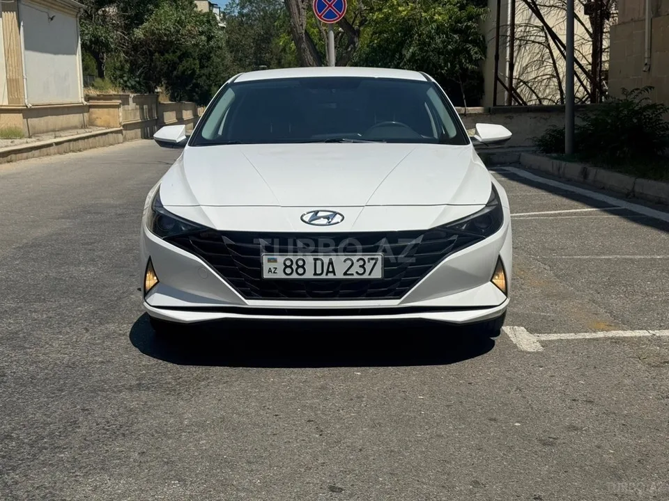 Hyundai Elantra — foto 1/4