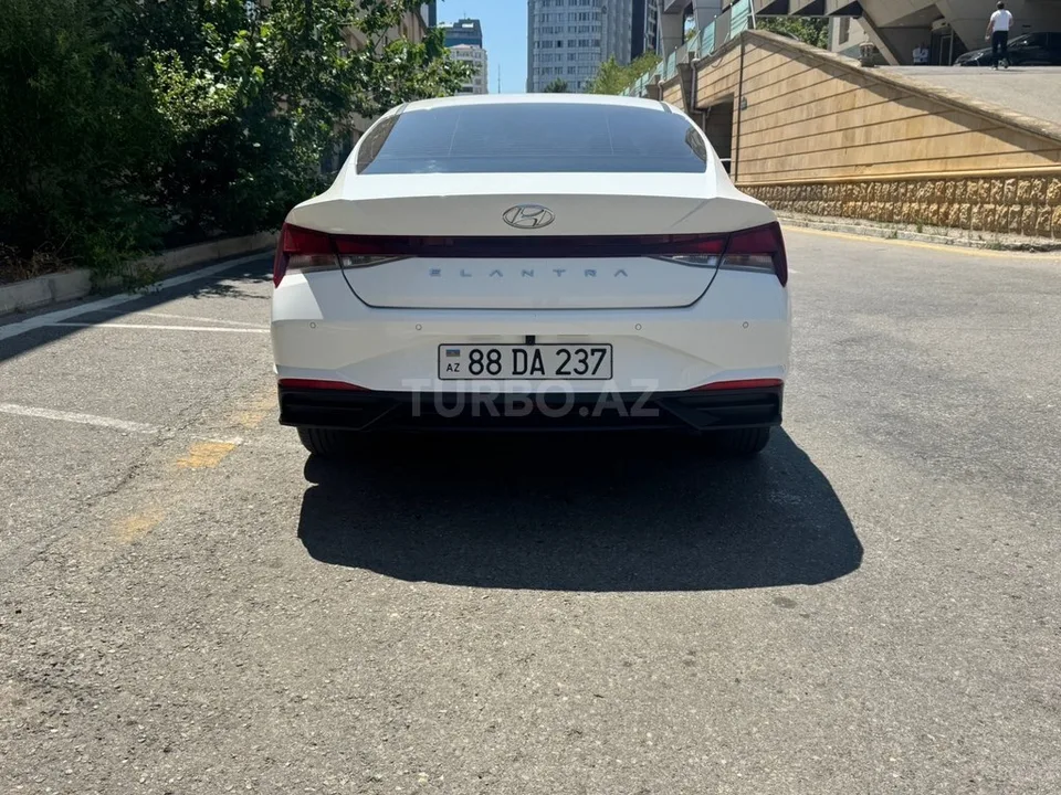 Hyundai Elantra — foto 2/4
