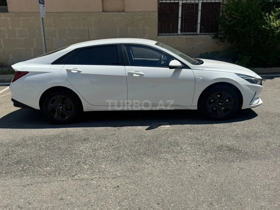Hyundai Elantra — foto 3/4