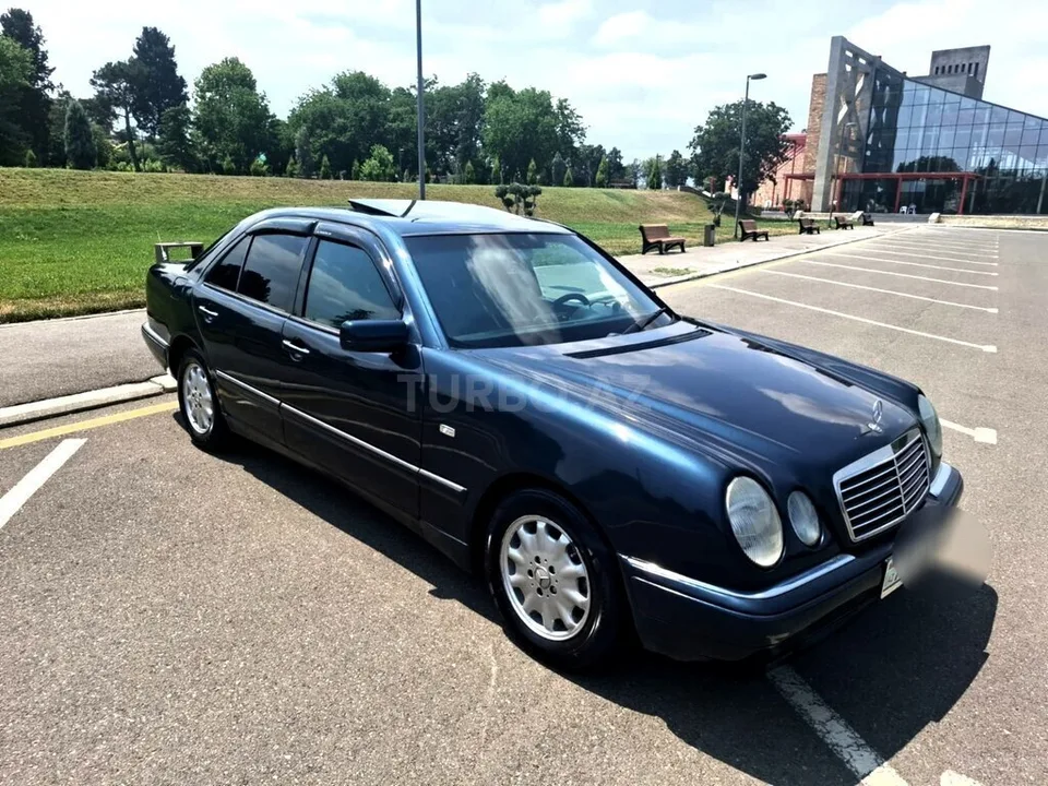 Mercedes E 240 — foto 1/4