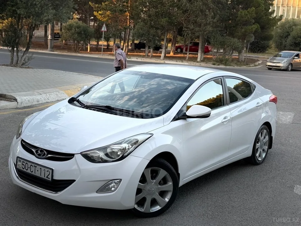 Hyundai Elantra — foto 1/4