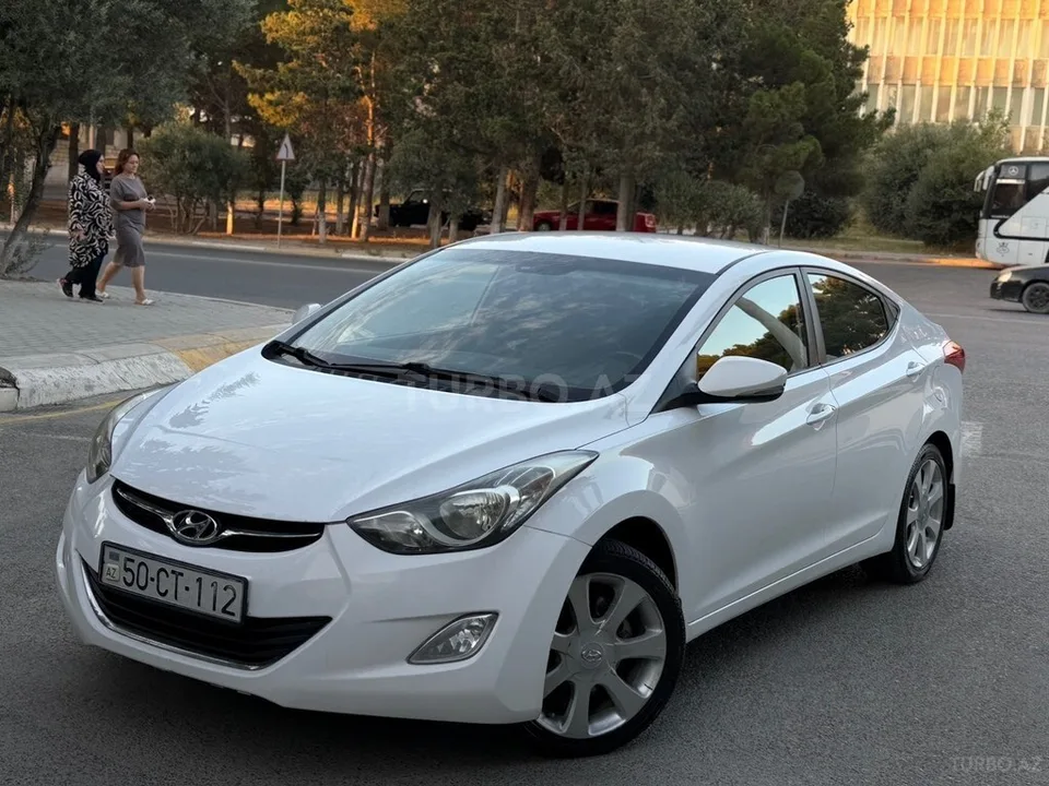 Hyundai Elantra — foto 3/4
