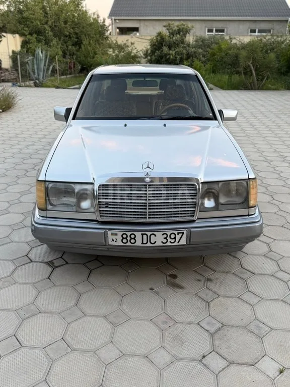 Mercedes 280 E — foto 1/4