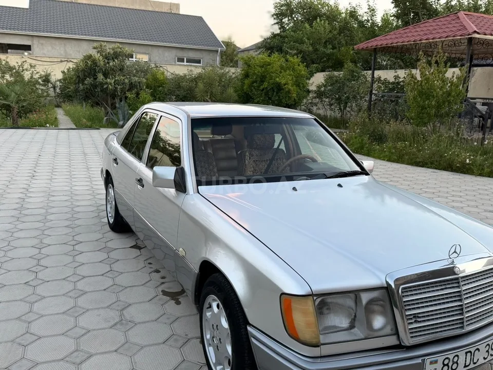 Mercedes 280 E — foto 3/4