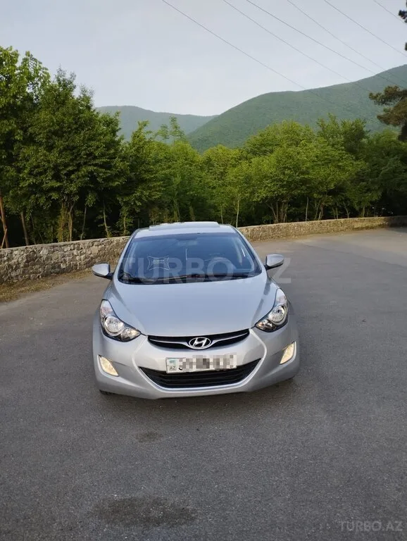 Hyundai Elantra — фото 1/4