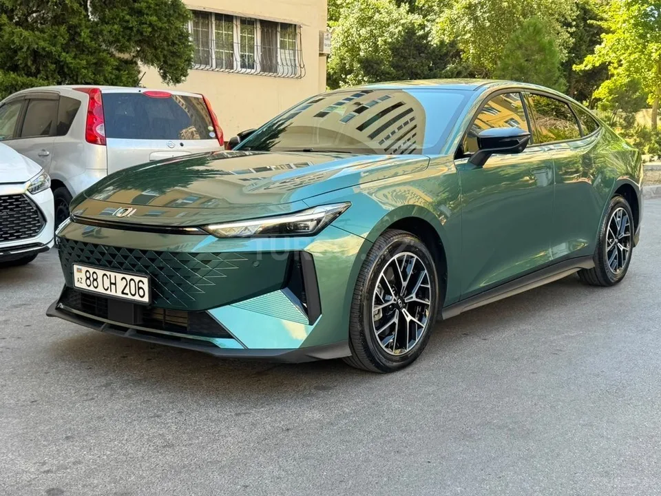 Changan Qiyuan A06 — foto 2/4