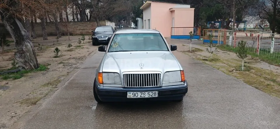Mercedes E 220 — фото 1/4