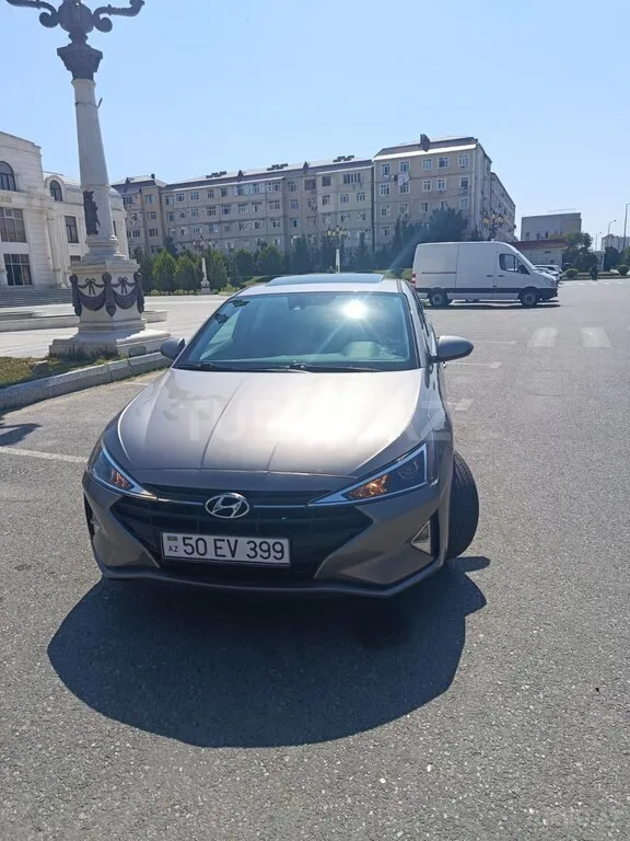 Hyundai Elantra — фото 1/4