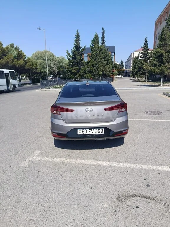 Hyundai Elantra — фото 2/4