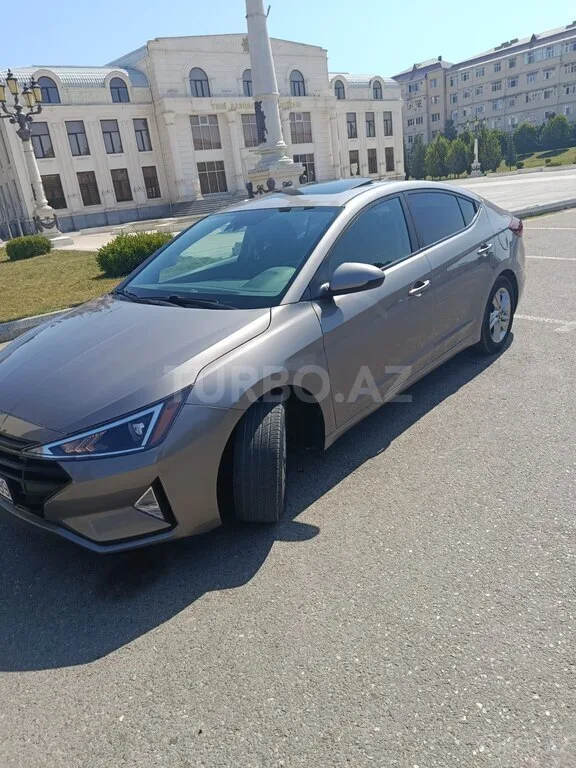 Hyundai Elantra — фото 4/4