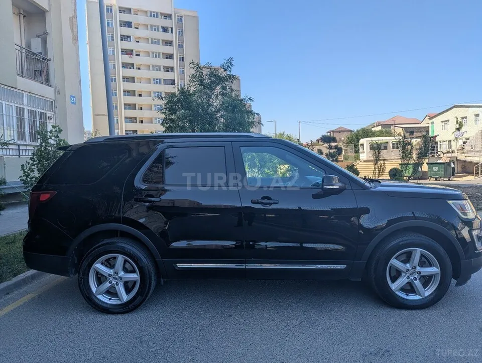 Ford Explorer — foto 3/4