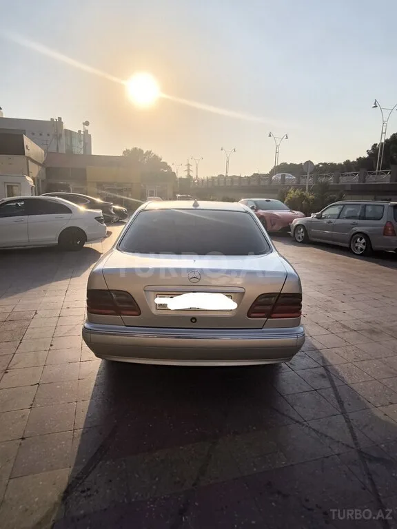Mercedes E 220 — фото 2/4