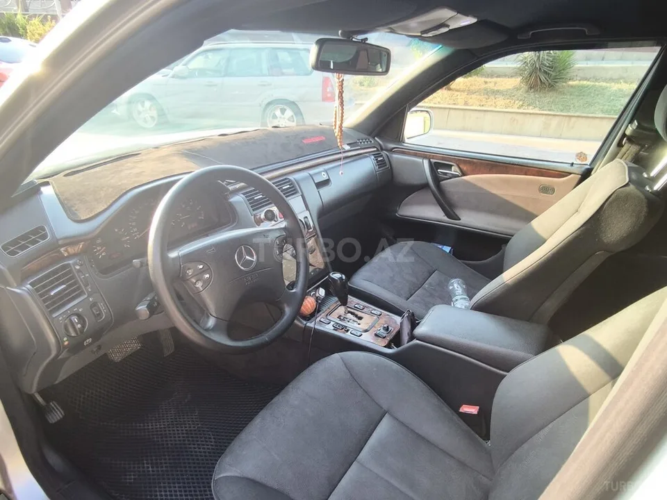 Mercedes E 220 — фото 3/4