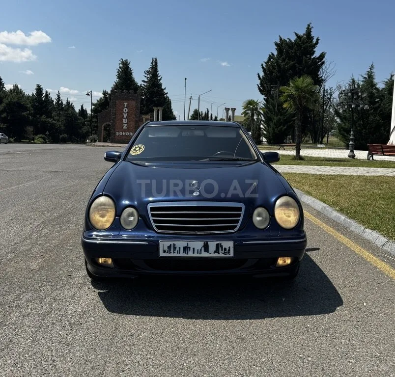 Mercedes E 220 — foto 1/4