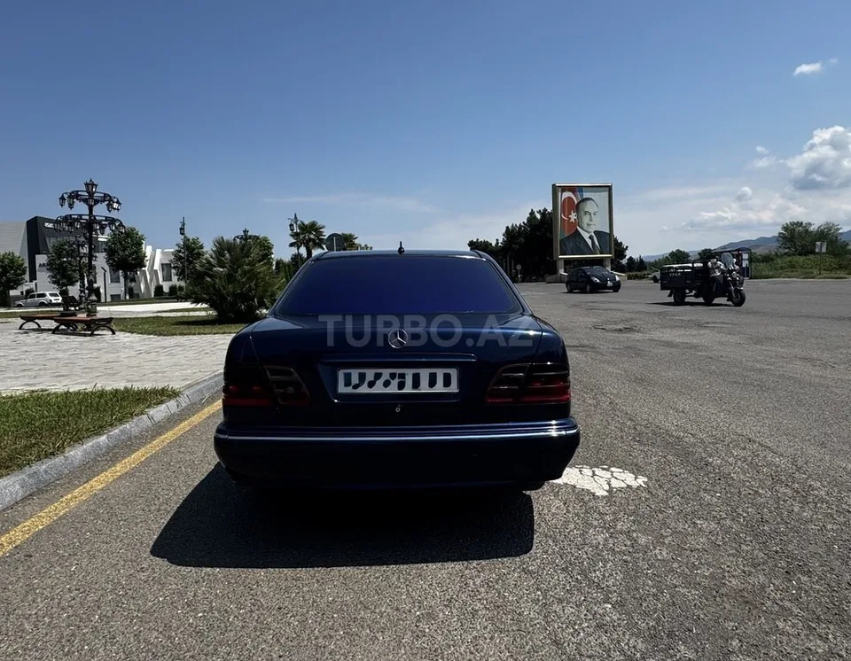 Mercedes E 220 — foto 2/4