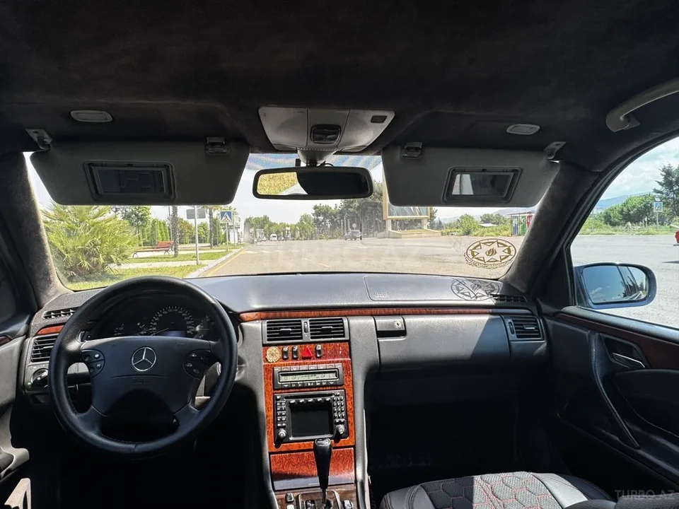Mercedes E 220 — foto 3/4