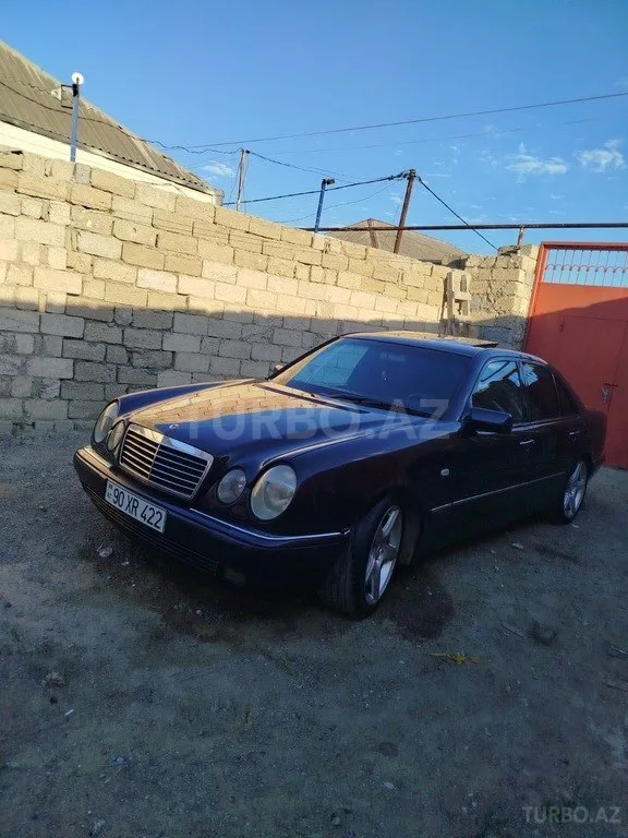 Mercedes E 280 4MATIC — фото 1/4
