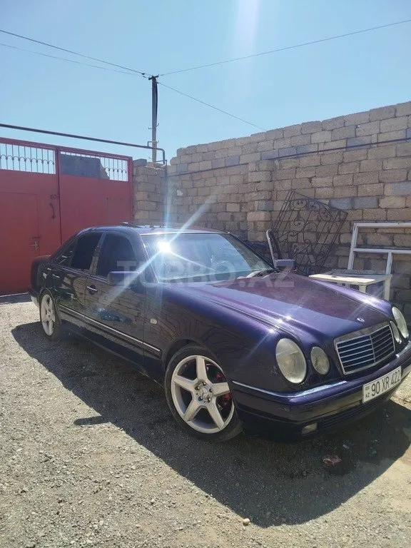 Mercedes E 280 4MATIC — фото 2/4