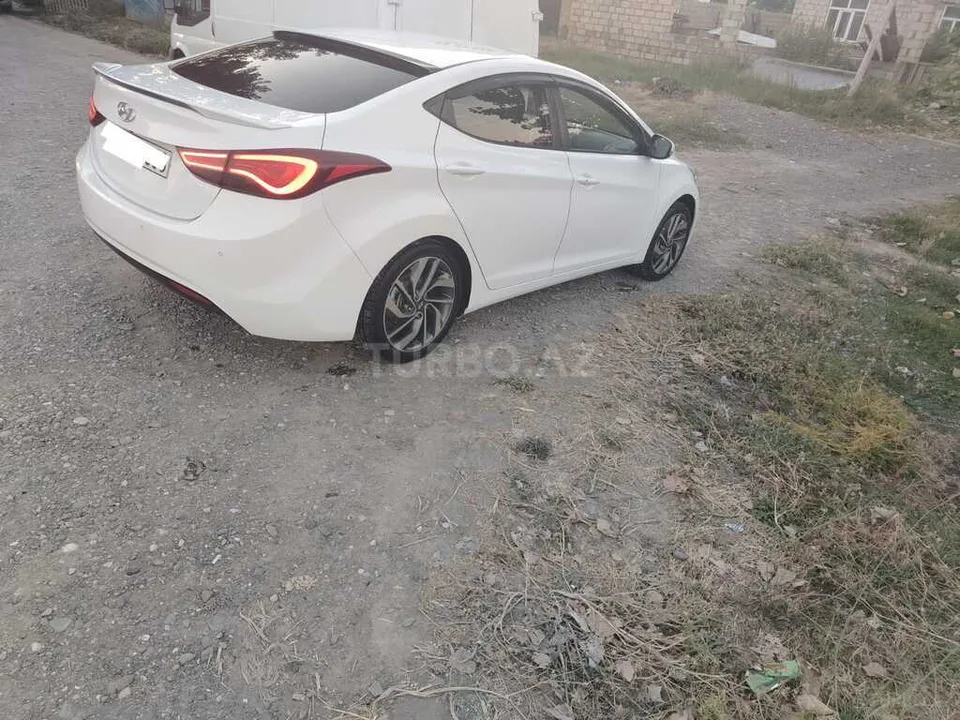 Hyundai Elantra — фото 3/4