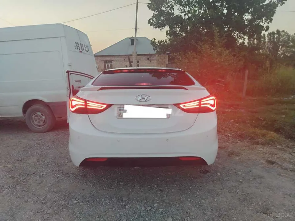 Hyundai Elantra — фото 4/4