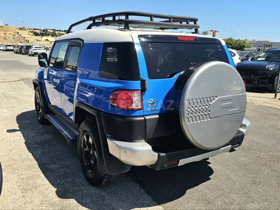 Toyota FJ Cruiser — foto 2/4