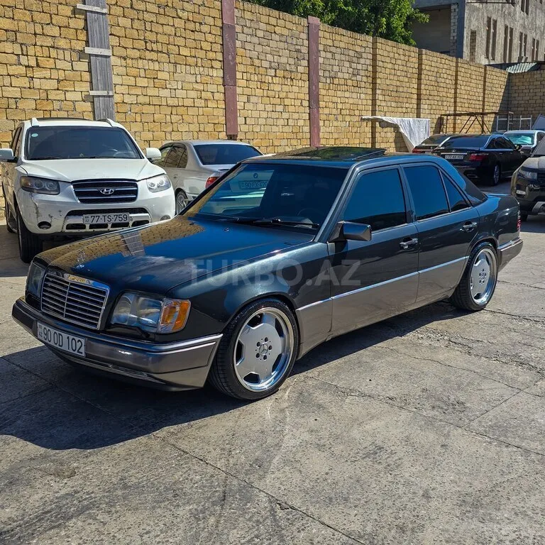 Mercedes 220 E — foto 1/4