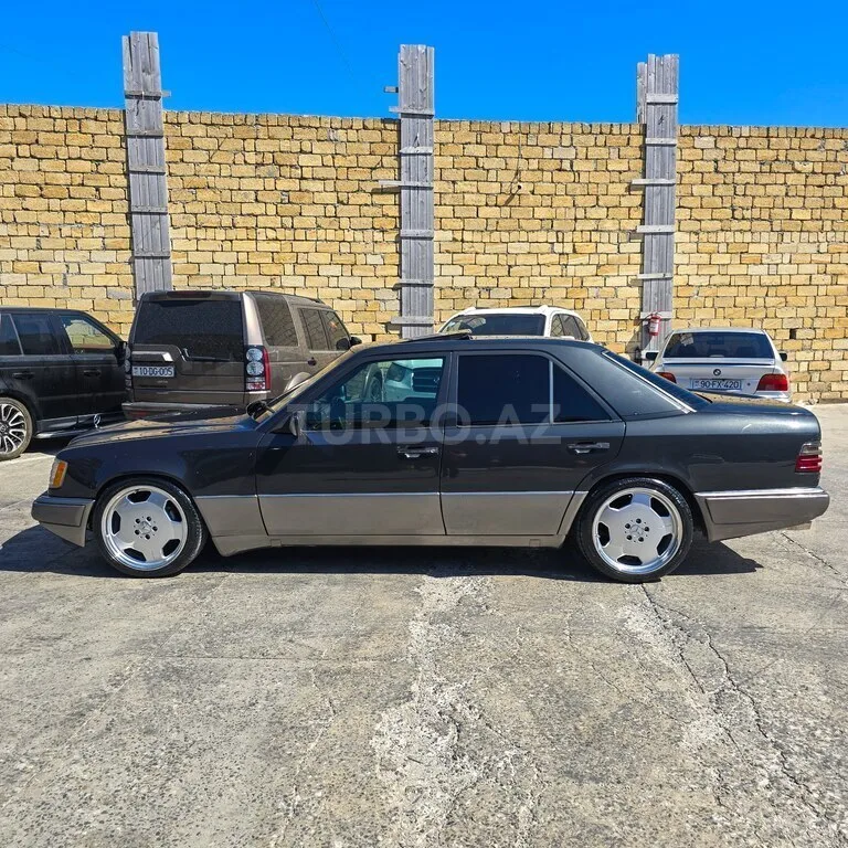 Mercedes 220 E — foto 2/4